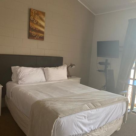 Acorn Estate Motel Мастъртън Екстериор снимка