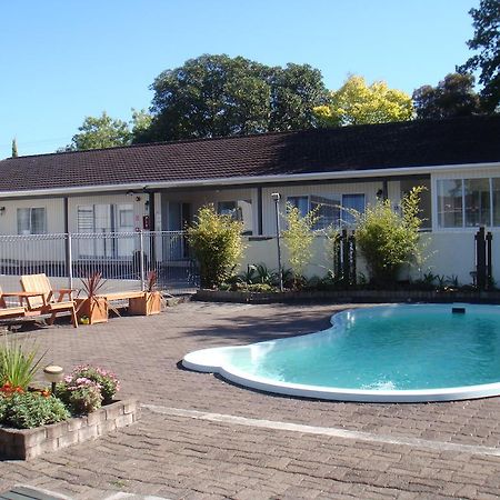 Acorn Estate Motel Мастъртън Екстериор снимка