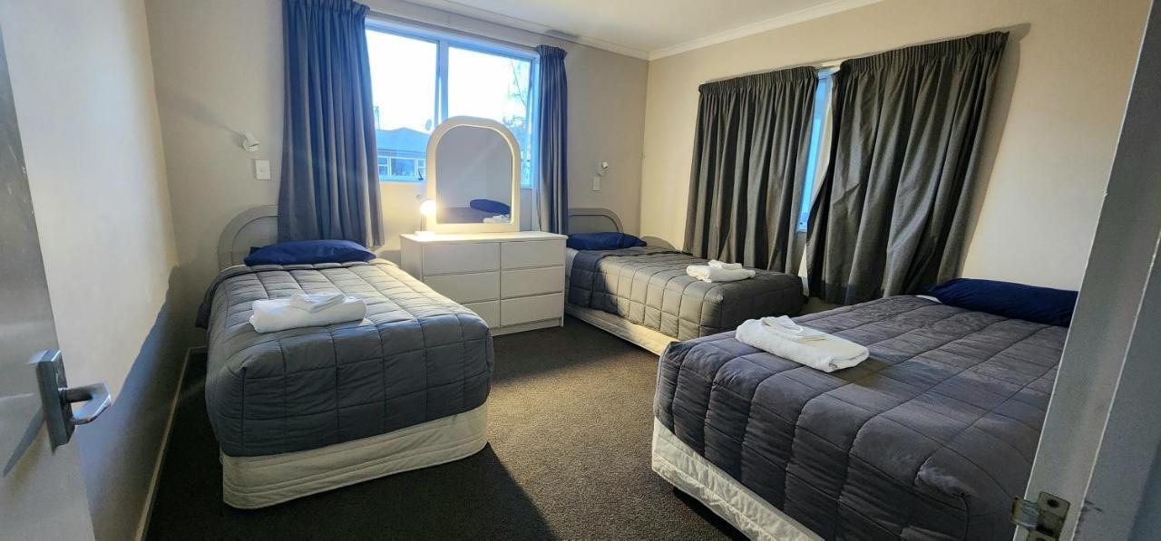 Acorn Estate Motel Мастъртън Екстериор снимка