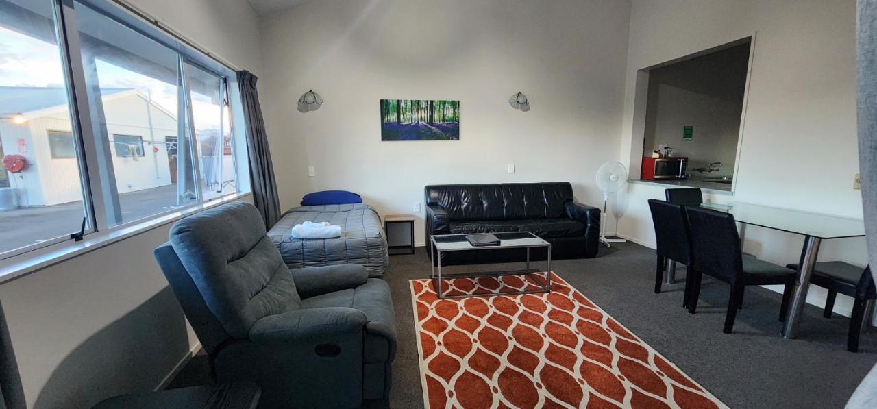 Acorn Estate Motel Мастъртън Екстериор снимка