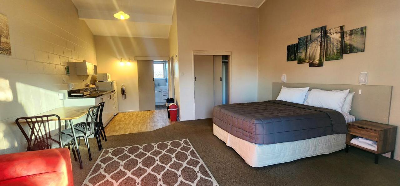 Acorn Estate Motel Мастъртън Екстериор снимка