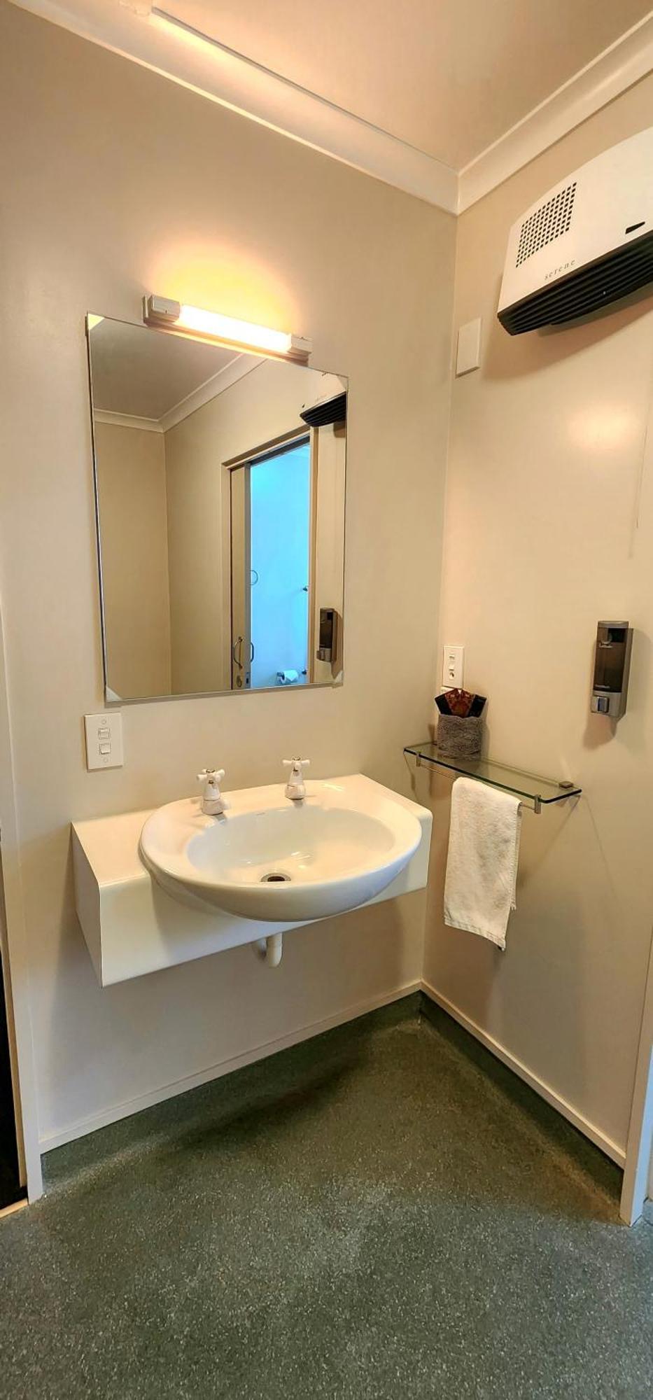 Acorn Estate Motel Мастъртън Екстериор снимка