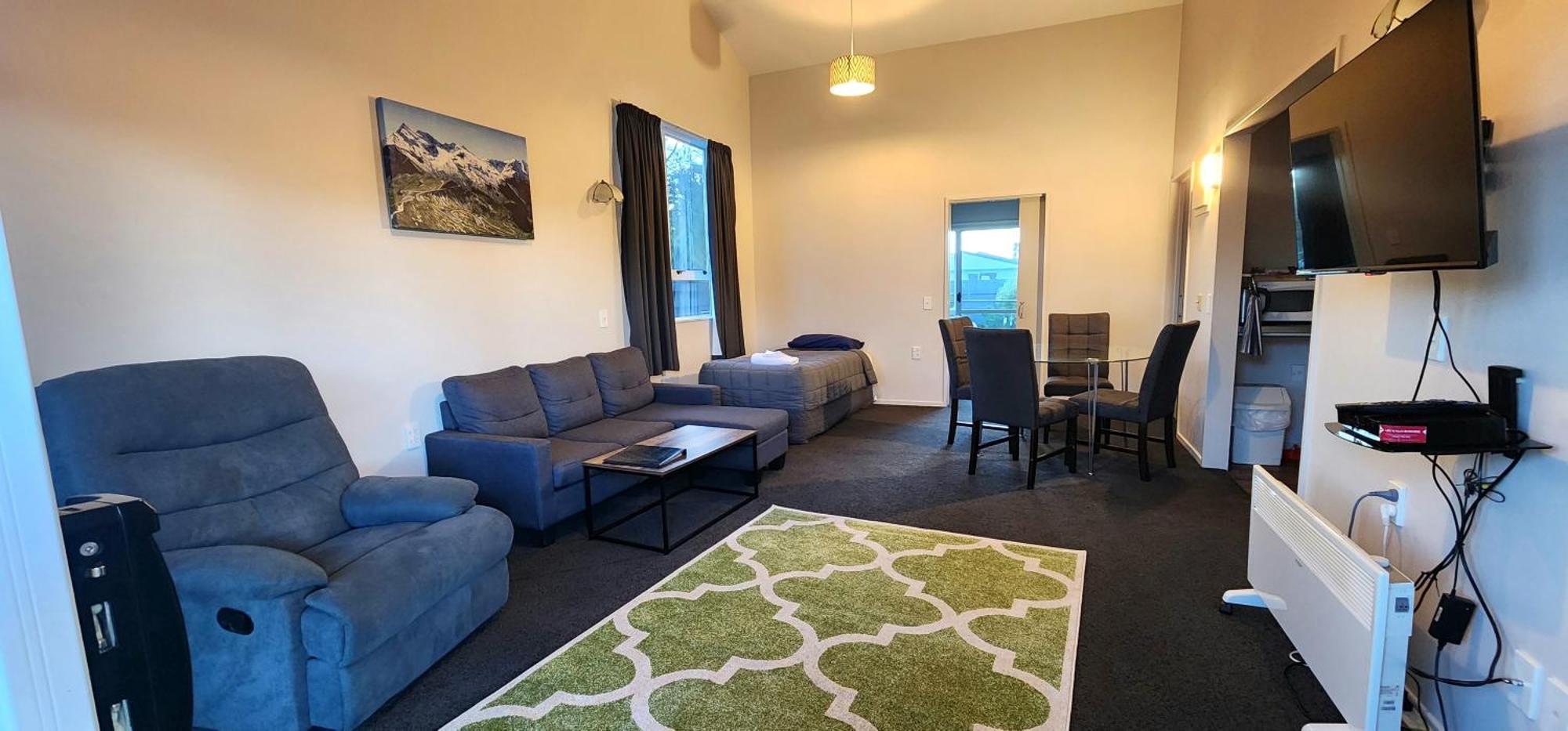 Acorn Estate Motel Мастъртън Екстериор снимка