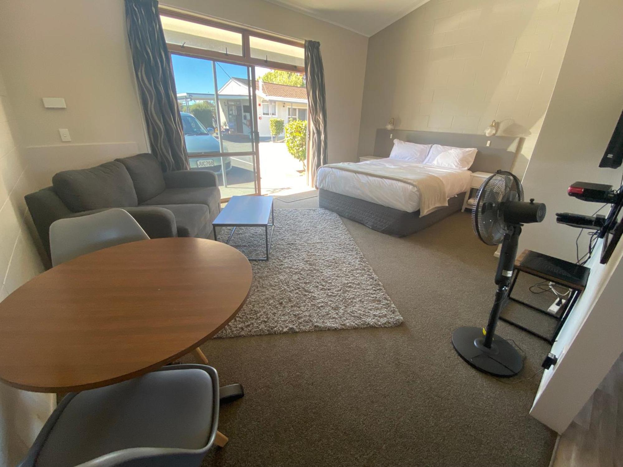 Acorn Estate Motel Мастъртън Екстериор снимка