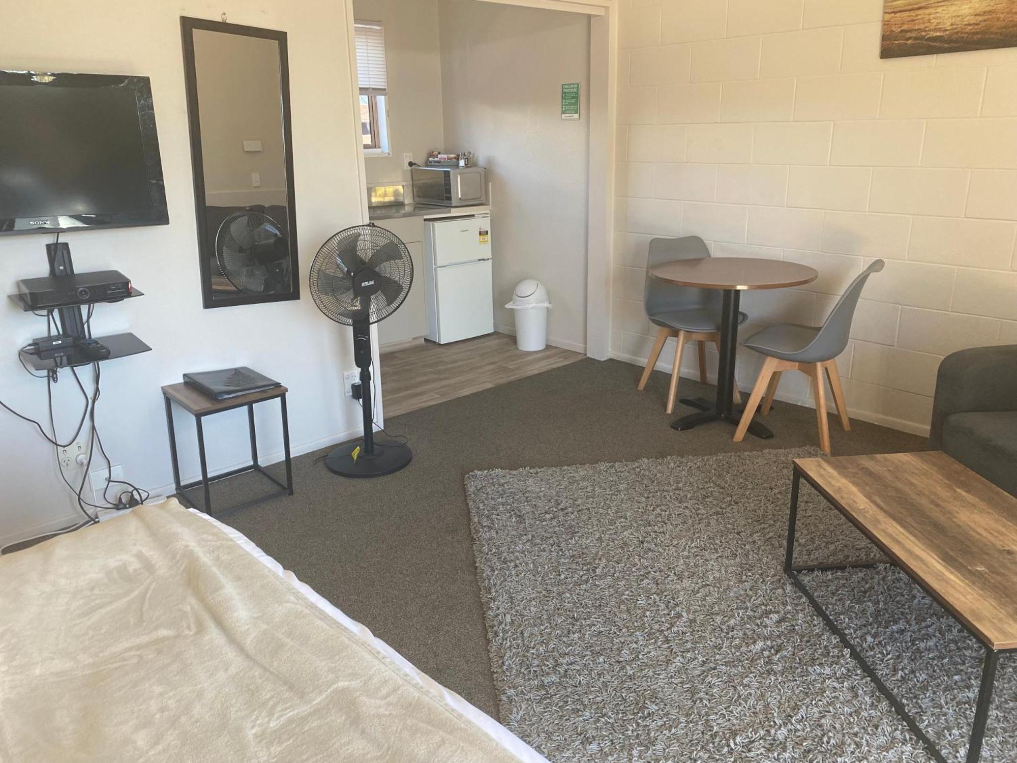 Acorn Estate Motel Мастъртън Екстериор снимка