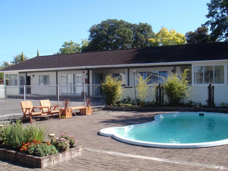 Acorn Estate Motel Мастъртън Екстериор снимка