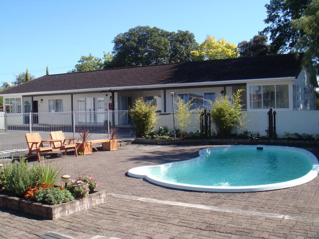 Acorn Estate Motel Мастъртън Екстериор снимка