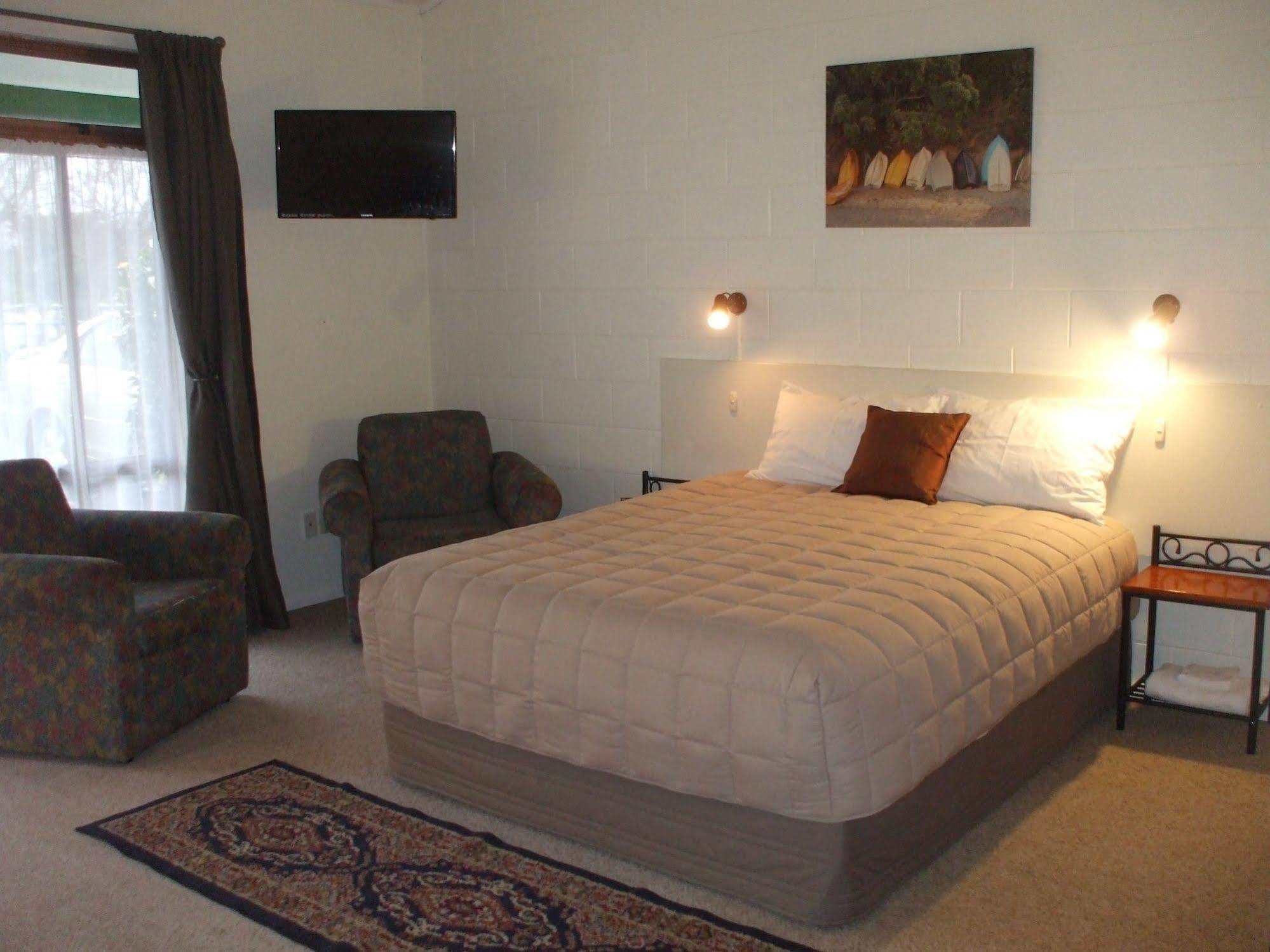 Acorn Estate Motel Мастъртън Екстериор снимка