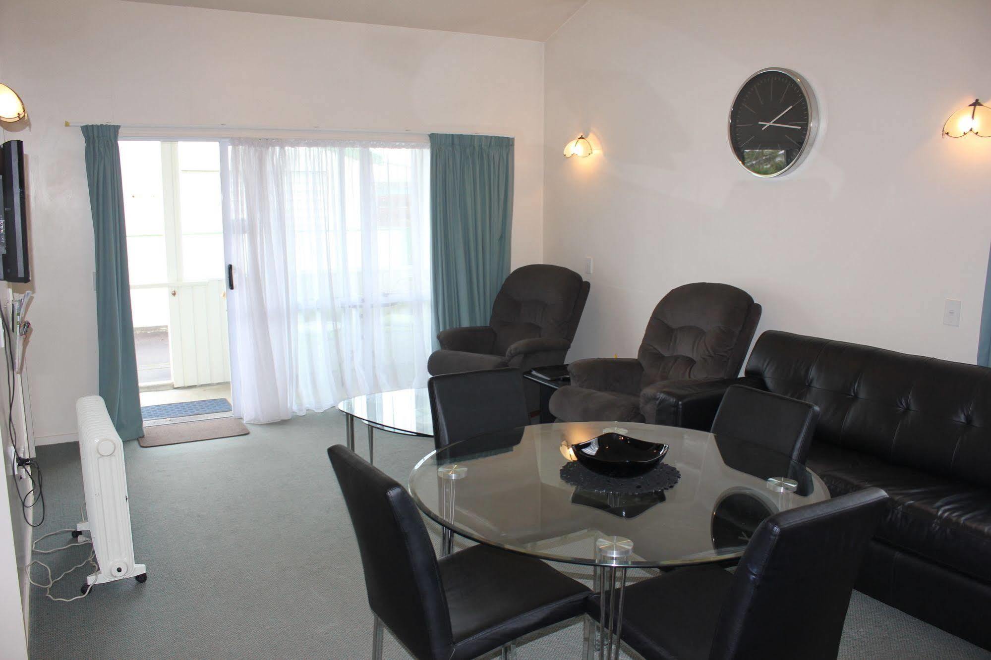 Acorn Estate Motel Мастъртън Екстериор снимка