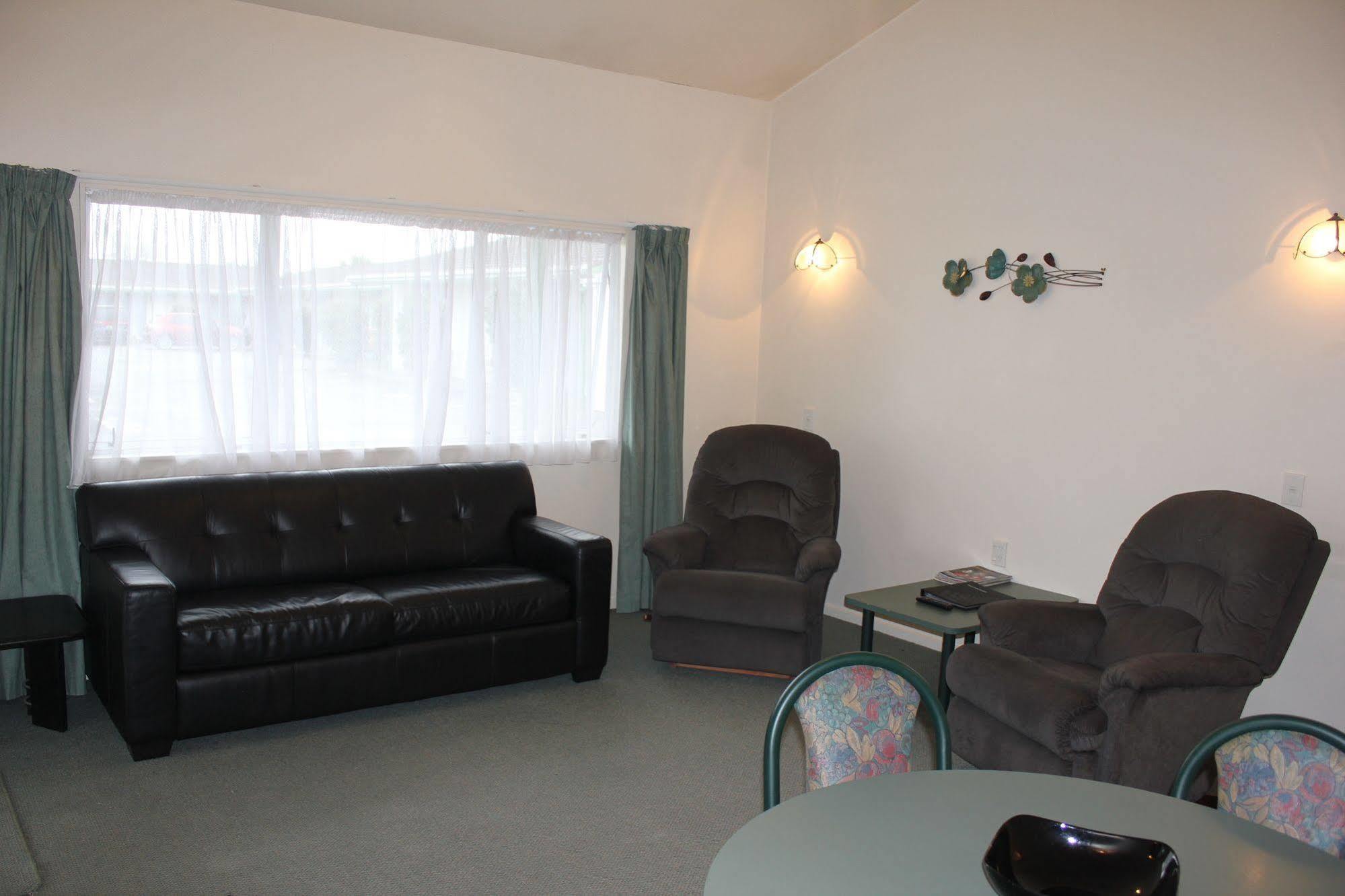Acorn Estate Motel Мастъртън Екстериор снимка