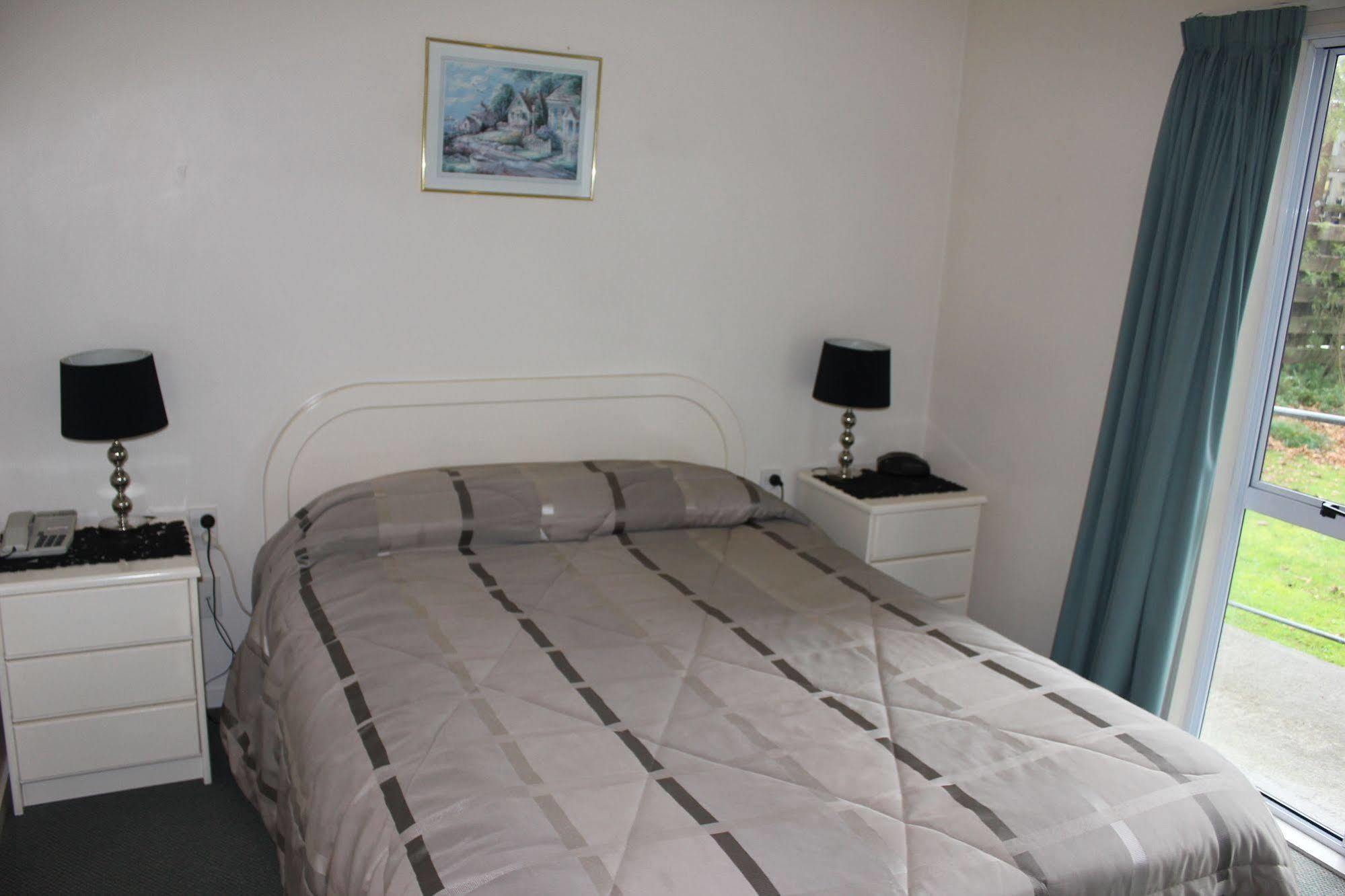 Acorn Estate Motel Мастъртън Екстериор снимка
