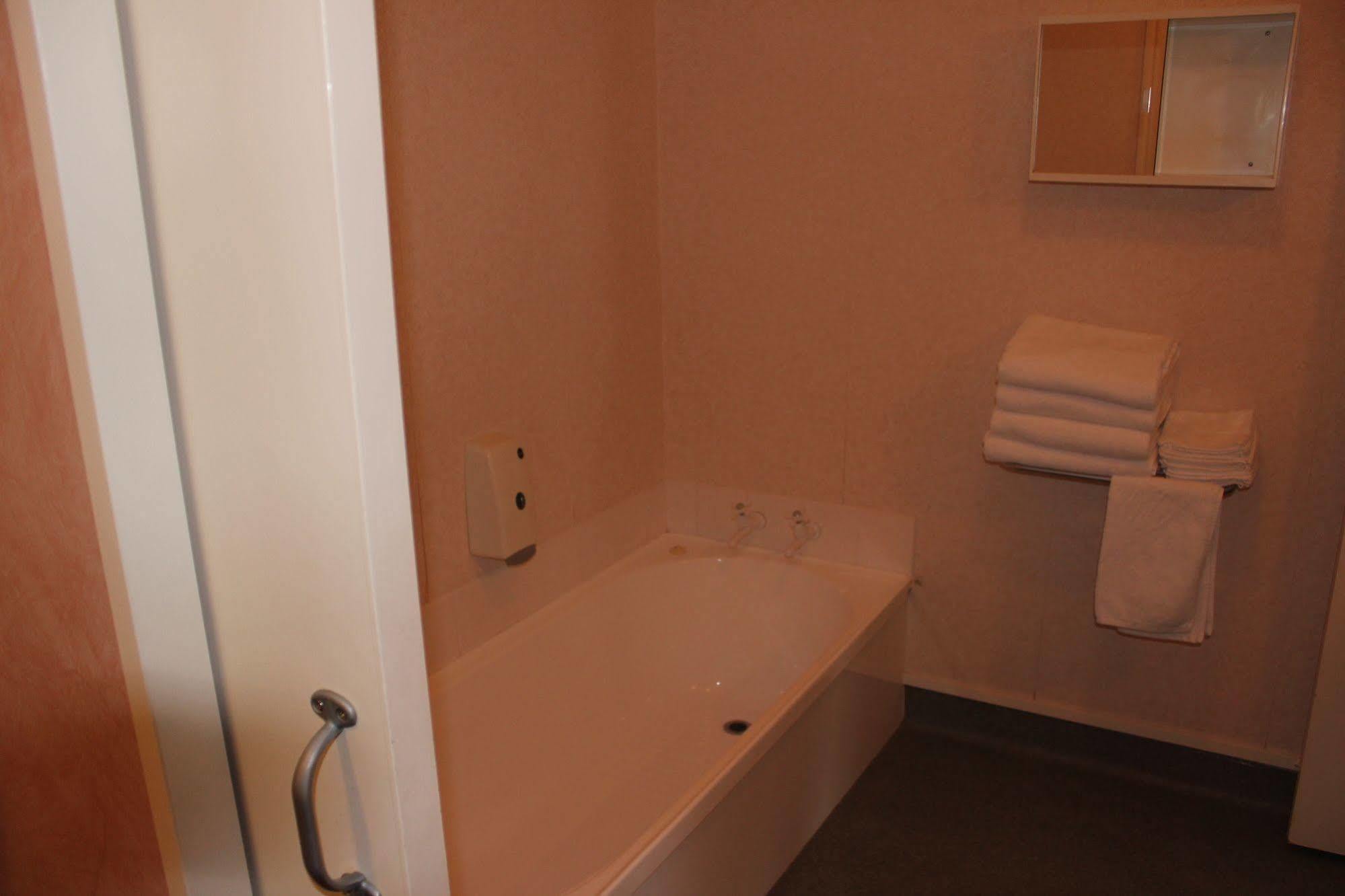 Acorn Estate Motel Мастъртън Екстериор снимка