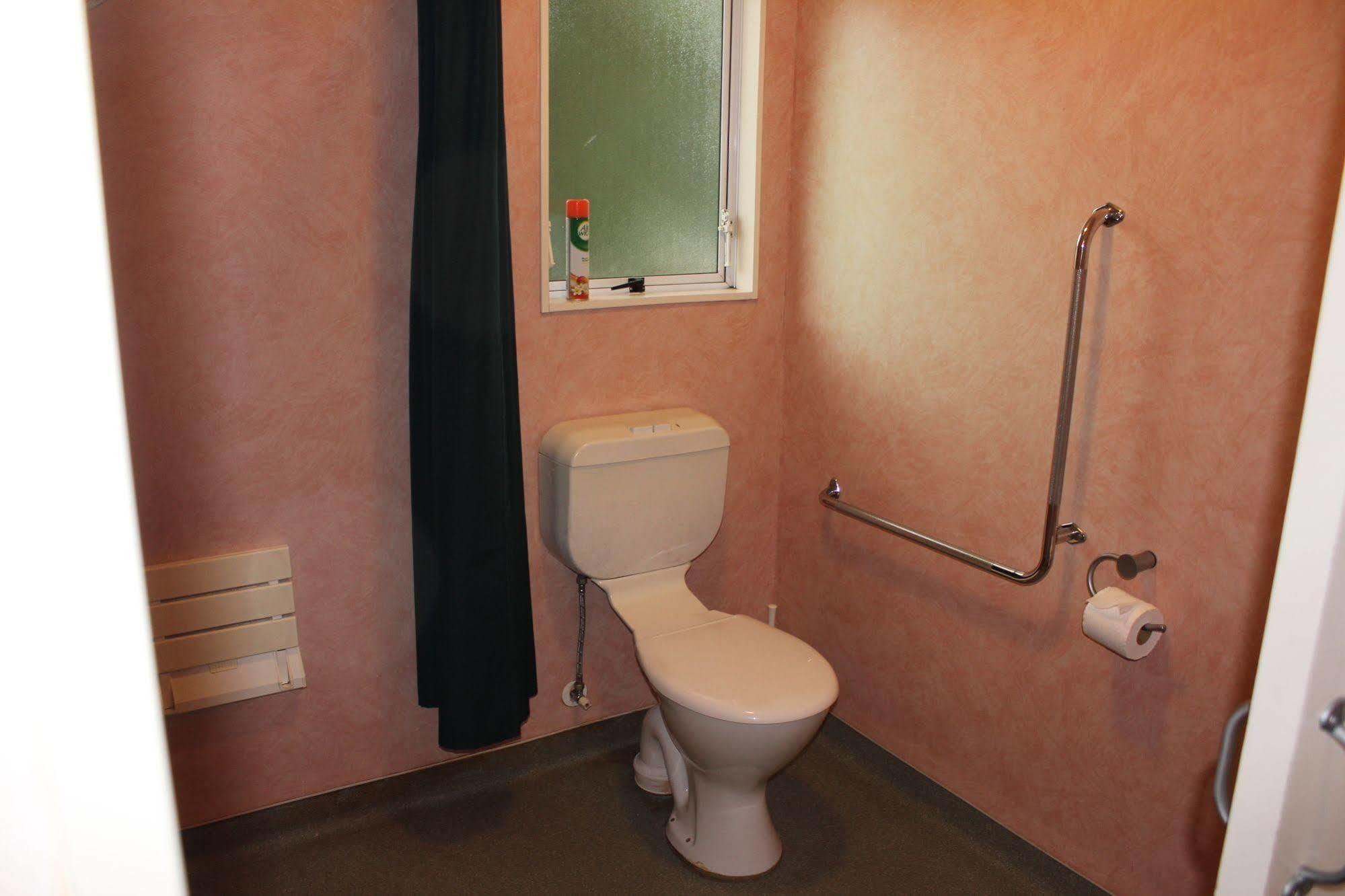 Acorn Estate Motel Мастъртън Екстериор снимка