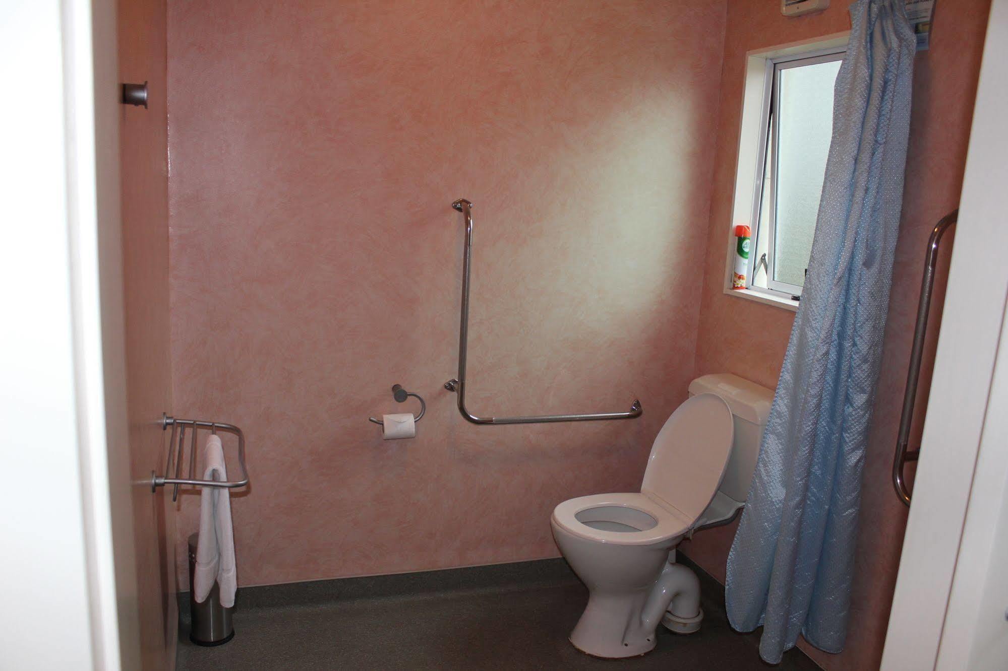 Acorn Estate Motel Мастъртън Екстериор снимка