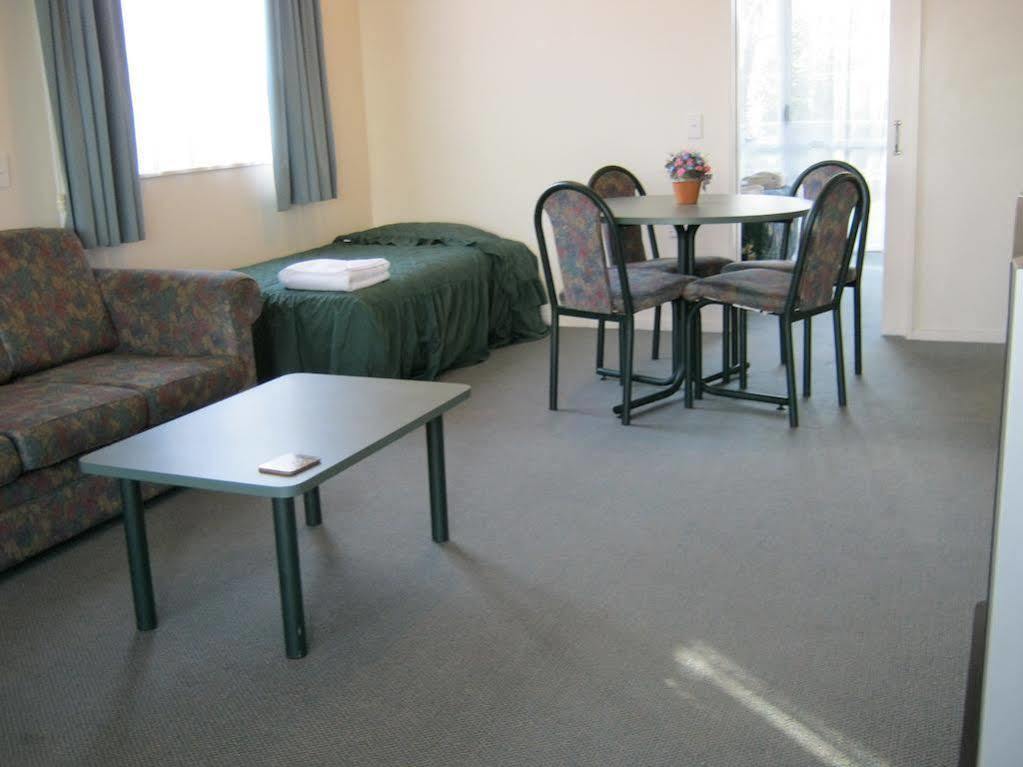 Acorn Estate Motel Мастъртън Екстериор снимка