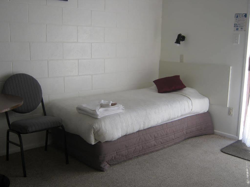 Acorn Estate Motel Мастъртън Екстериор снимка