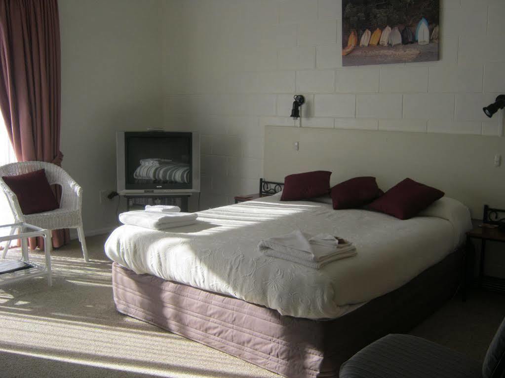 Acorn Estate Motel Мастъртън Екстериор снимка