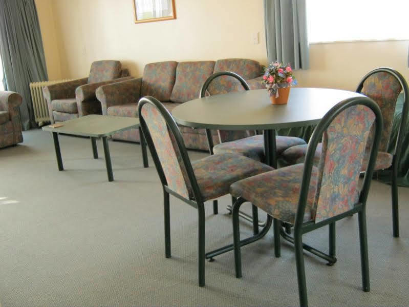 Acorn Estate Motel Мастъртън Екстериор снимка