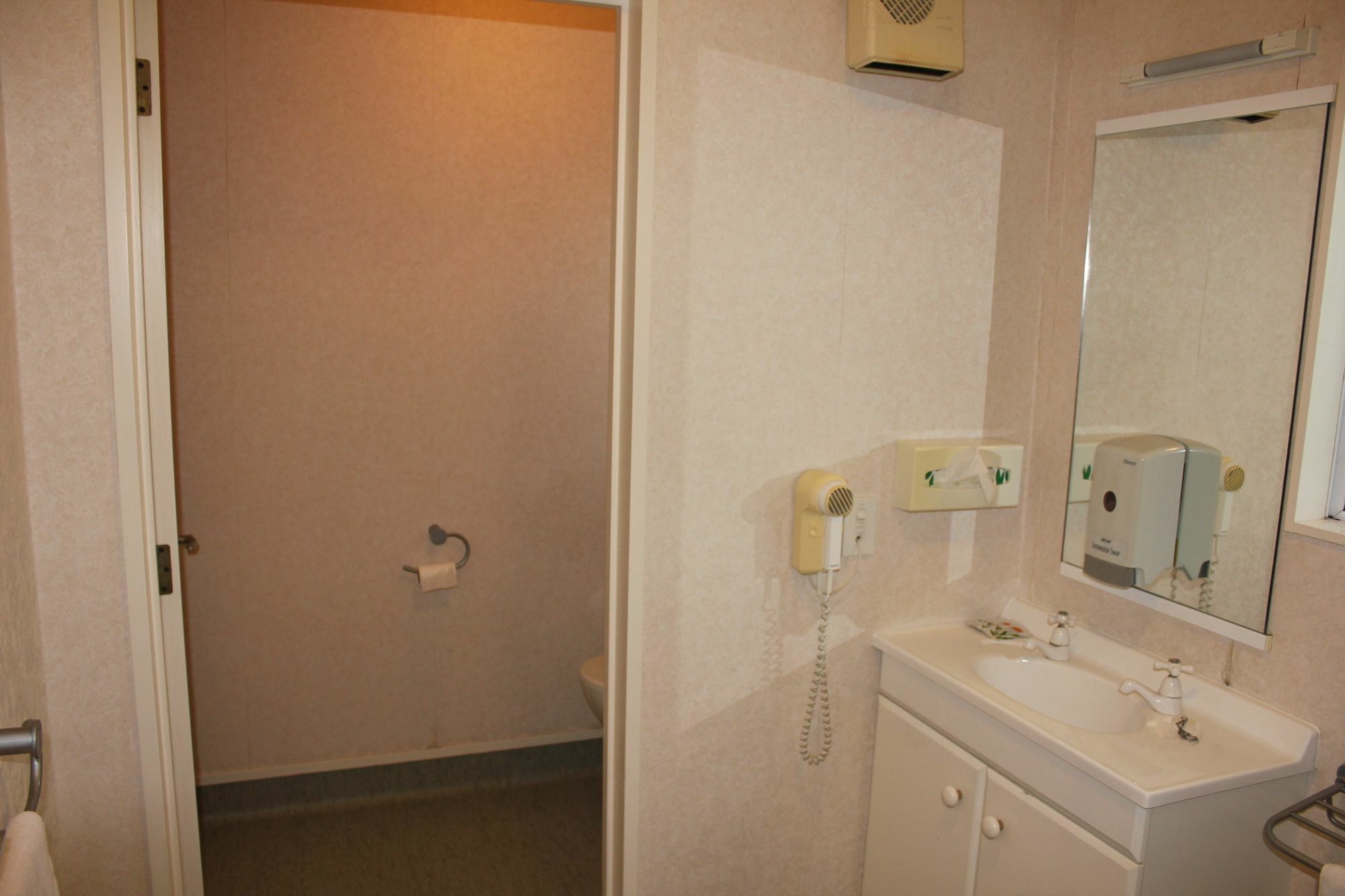 Acorn Estate Motel Мастъртън Екстериор снимка